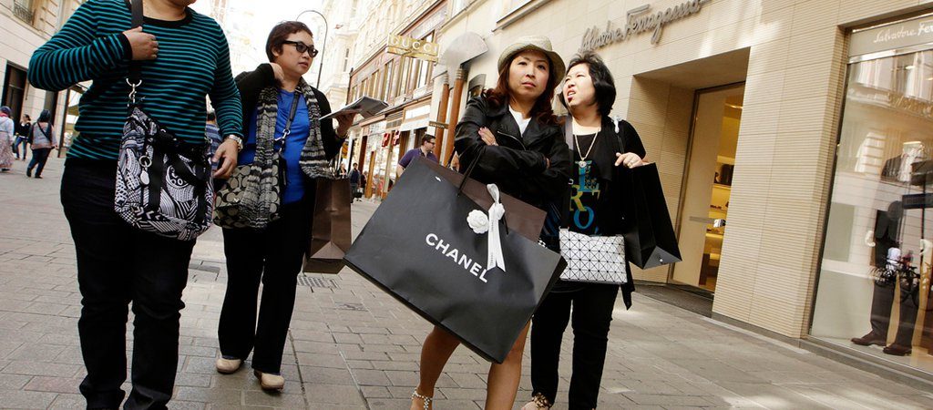 chinese tourists in japan